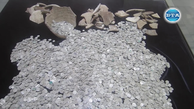 РИМ - Плевен показа за първи път сребърното съкровище, открито преди дни на територията на Плевенския затвор