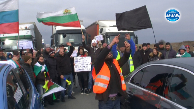 "Оставка" и "Референдум" скандираха присъстващите на протеста за смяна на системата