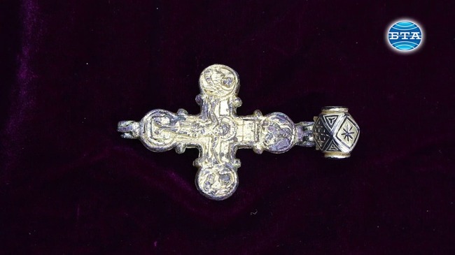 Златен кръст енколпион и богата стенописна украса са открити при разкопки на средновековна църква на крепостта "Трапезица" във Велико Търново