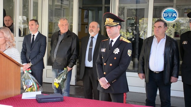 С официална церемония и с атрактивни демонстрационни действия в Бургас бе отбелязан предстоящият професионален празник на полицейските служители