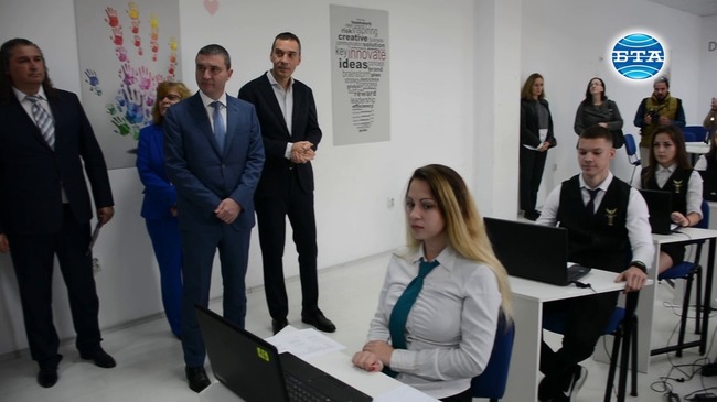 Министърът на финансите Владислав Горанов и кметът на Бургас Димитър Николов откриха нова спортна зала и дигитален кабинет в Търговската гимназия