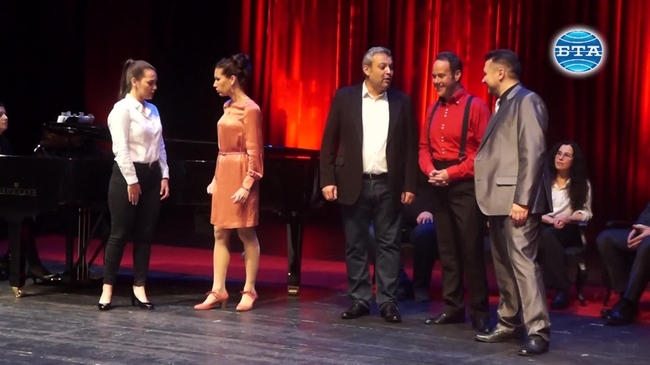 Пловдивската опера посрещна публиката си зад кулисите на комичната опера "Така правят всички" броени при преди премиерата й