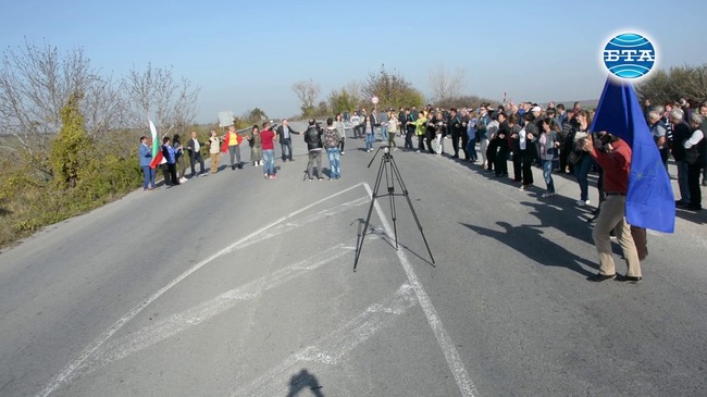 Общински съветници и жители на община Ветово блокираха с хоро пътя Русе-Разград