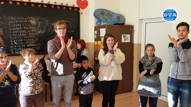 Ученици от Цюрих помагат в обучението на деца със специални образователни потребности в Търговище