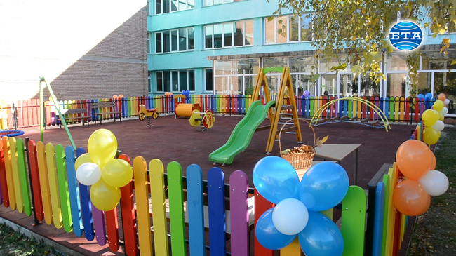 Откриха специализирана детска площадка в училището за деца с нарушено зрение във Варна