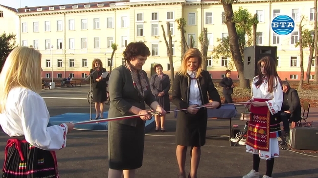 Заместник-министър Таня Михайлова и областният управител на Перник Ирена Соколова откриха обновен училищен двор