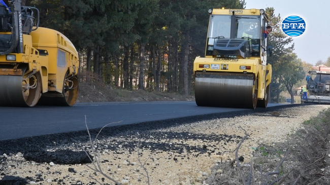 С усилени темпове напредва работата по пълната рехабилитация на пътя Исперих-Пристое
