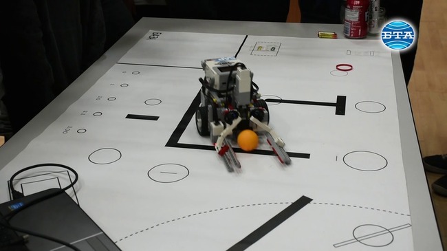 Ученици от Видин се състезаваха по програмиране на робот голмайстор