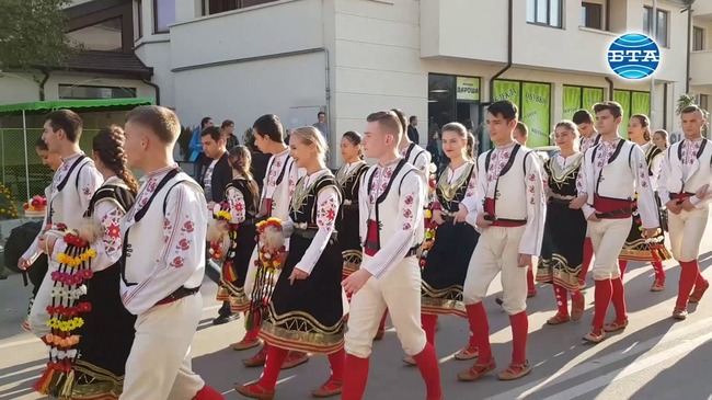 С пъстро дефиле завърши фолклорният фестивал "Мисионис пее и танцува" в Търговище