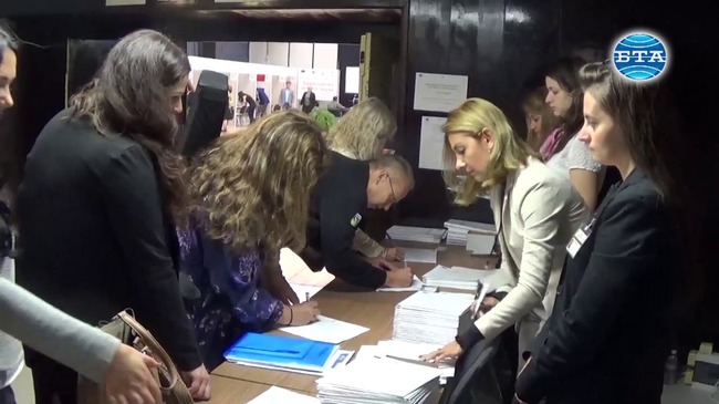 Международна трудова борса във Варна среща търсещи работа българи с представители на фирми от 16 европейски държави