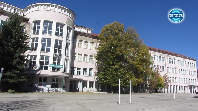 Най-голямото училище в Перник чества 115 години от създаването си