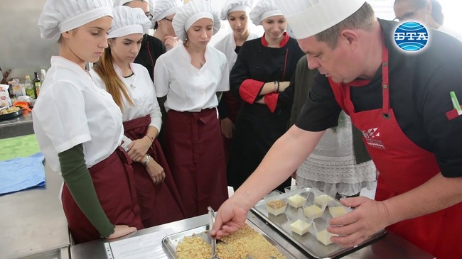 Френският шеф-готвач Ален Тет обучава млади кулинари в рамките на "Седмицата на вкуса" във Варна