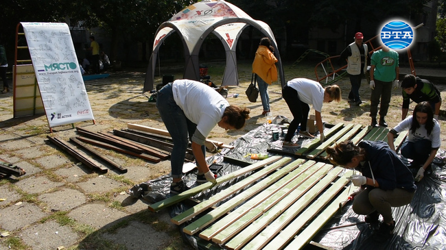 Ученици от Пловдив се присъединиха към проекта "Работилница за пейки" 
