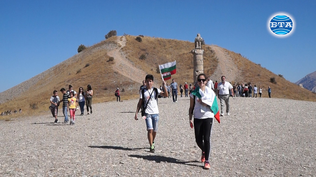 Деца и младежи в неравностойно положение изкачиха планината Немрут