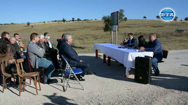 Общински съветници от Ветово заседаваха на републикански път в знак на протест срещу лошото състояние на пътната инфраструктура в общината