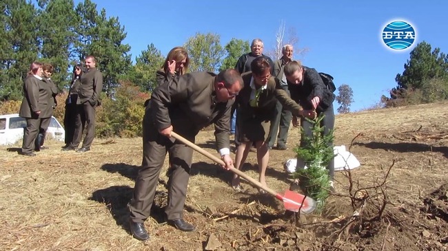 Държавно горско стопанство - Брезник отбеляза своята 90-годишнина със засаждане на елхи в лесопарк "Бърдото" и редица други инициативи