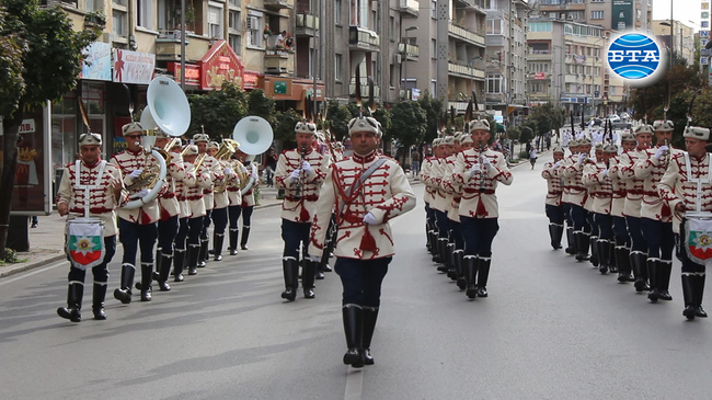 Във Велико Търново започна дванайсетото издание на Международния фестивал на военните оркестри с дефиле по главната улица на града. 