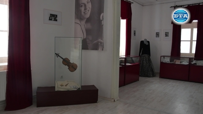 Лични вещи и документи на световноизвестната цигуларка Ваня Миланова са представени в изложба в Разград