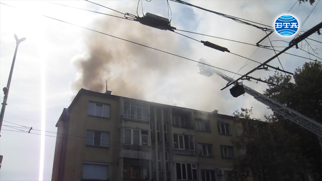 Покрив на жилищна сграда горя днес по обед в центъра на Плевен