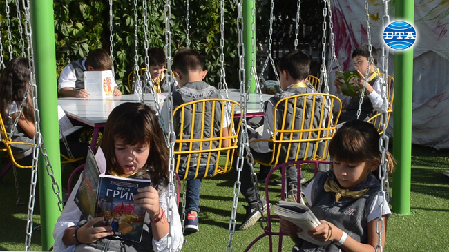 Читалня на открито отвори врати в двора на училище "Димитър Талев" в Добрич