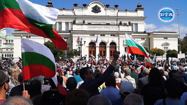 Протестиращи пред парламента искат оставка на правителството и смяна на системата на  управление