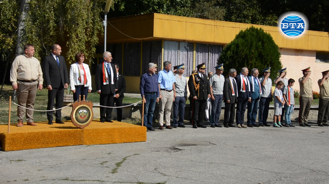 Президентът Румен Радев и министърът на отбраната Красимир Каракачанов поздравиха участниците в първия Национален събор на запасното войнство край Казанлък