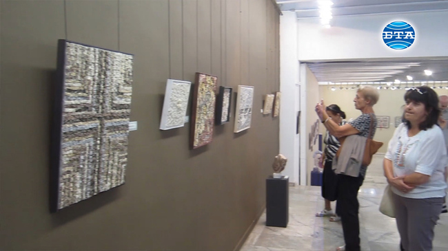 Уникална изложба с картини от камък показва художникът Страхил Найденов в Плевен