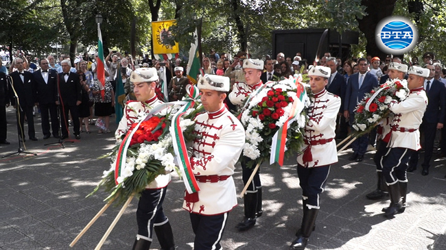 С поднасяне на венци и цветя пред мавзолея-костница на княз Александър I Батенберг в столицата бяха отбелязани 133 години от Съединението на Княжество България и Източна Румелия.