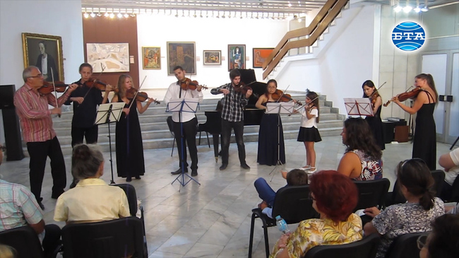 Известният цигулар и преподавател във Виена проф. Стефан Камиларов представи в Плевен майсторските си класове