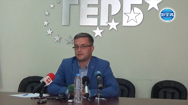 Подаването на оставки от тримата министри е ефективно носене на политическа отговорност, каза във Варна Тома Биков