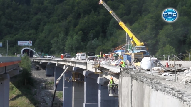 Председателят на АПИ инж. Светослав Глосов инспектира ремонта на съоръжения по АМ "Хемус"