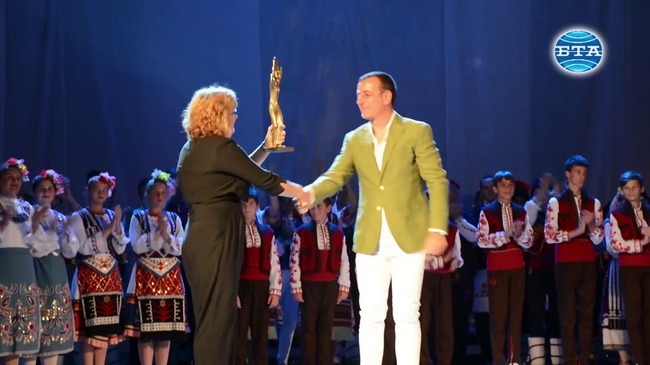 С пъстро дефиле и връчване на наградата "Нестинарка" започна 46-ият Международен фолклорен фестивал в Бургас