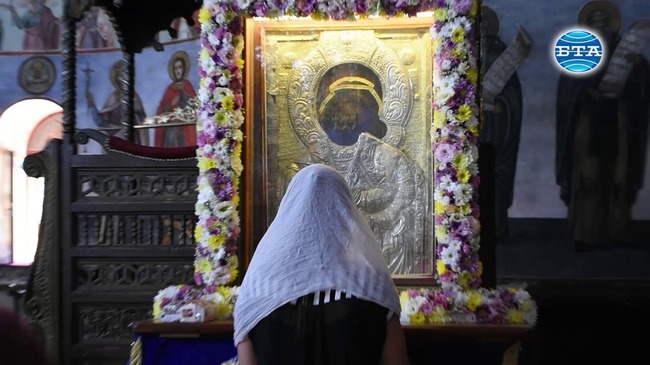 Миряни от цялата страната се събраха днес в Бачковския манастир за храмовия празник на Светата обител