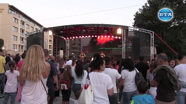 Хиляди пяха в Каварна с любими поп и рок изпълнители