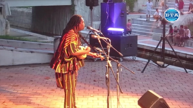 Колоритният изпълнител от Гана Аюуне Суле изнесе концерт в Плевен като част от първо соло турне в Европа
