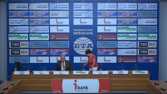 Светът е футбол, политика и финанси.