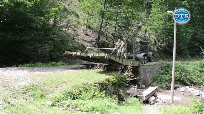 Понтонен мост вече свързва трите бедстващи махали в село Глогово