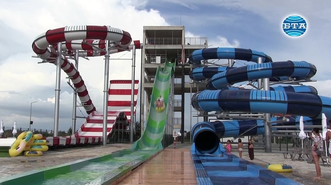 Нов аквапарк с капацитет за 1 500 души се откри край Каварна
