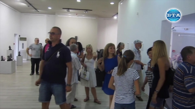 Художникът номад Митко Събев представи за първи път своя самостоятелна изложба в родния Плевен
