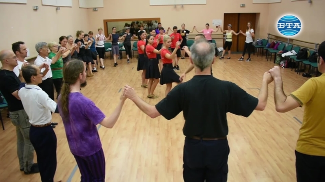 Чужденци от 13 страни  изучават български народни песни и танци на Международен фолклорен семинар в Пловдив