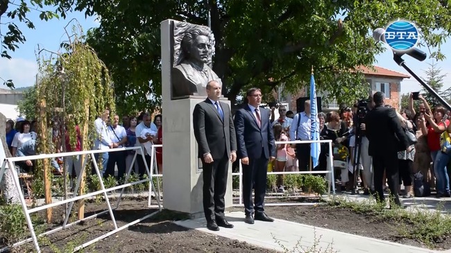 Президентът Румен Радев откри паметник на Васил Левски в Руен