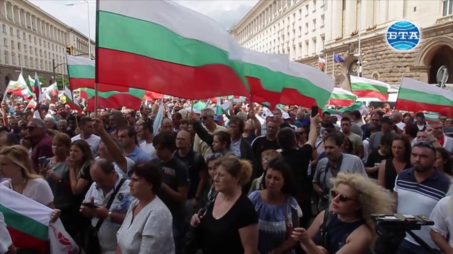 Животновъди излязоха на протест пред сградата на Министерски съвет