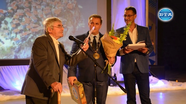 На празника на Созопол авторът на химна на града - 90-годишният Ради Кисьов, представи новите си стихове