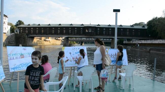 Концерти на "плаваща" сцена в река Осъм радват жителите и гостите на Ловеч