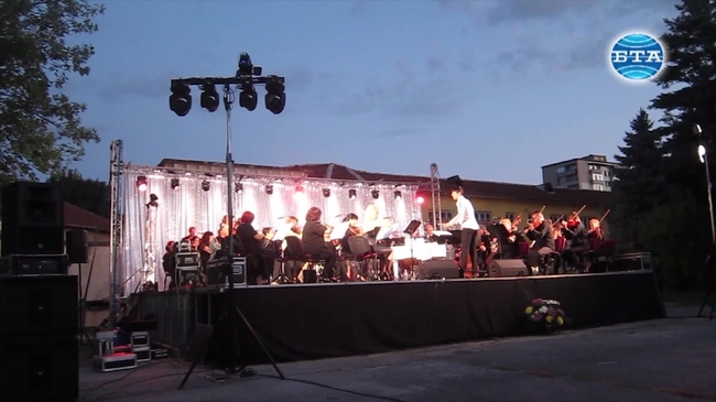 Плевенската филхармония закри сезона си с програма от вечните хитове