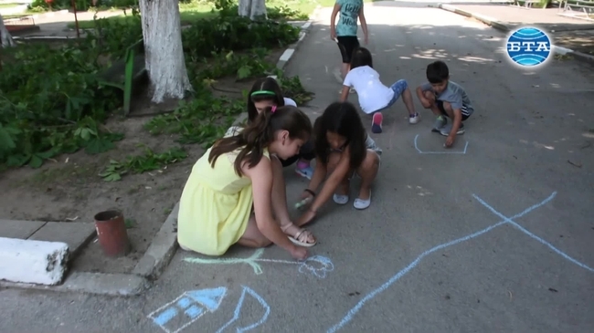 Лятна занималня в граничното село Връв събира местни деца и техни връстници от чужбина, дошли на село за лятната ваканция