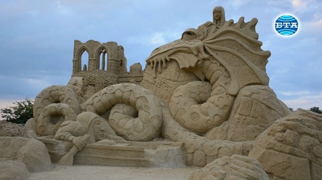 Тазгодишният фестивал на пясъчните фигури в Бургас пренася посетителите във вълшебния свят на митичните създания и чудовища от гръцката и скандинавска митология