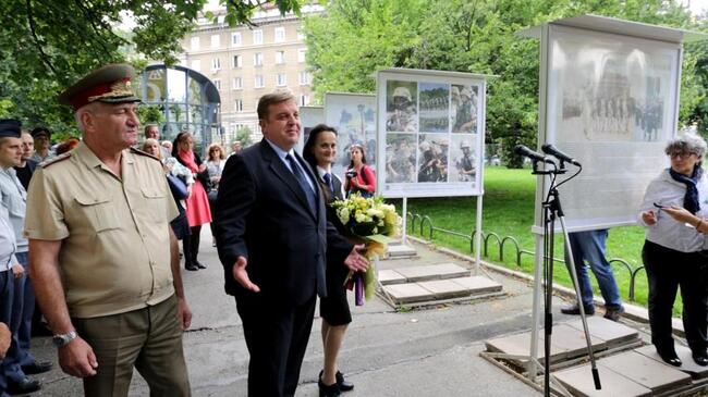 Фотоизложба по повод 140 години от създаването на Българската армия бе открита в Градската градина в София