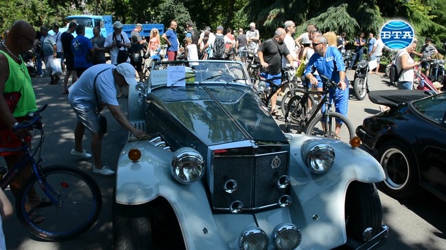 За 11-ти пореден път Бургас е домакин на ретропарада за класически автомобили
