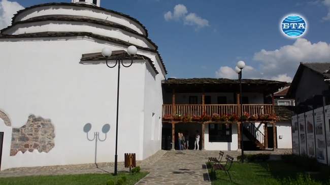 Участниците в националния пленер по живопис "Синя зона" подредиха изложба в Ловеч